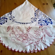 Två fina handbroderade sommardukar.