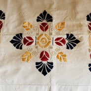 En fint handbroderad gardinkappa i härliga färger.