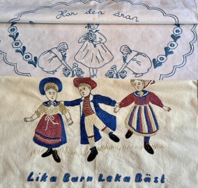 Två fint handbroderade textilier - Två fint handbroderad textilier