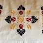 En fint handbroderad gardinkappa i härliga färger. - En handbroderad gardinkappa
