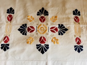 En fint handbroderad gardinkappa i härliga färger. - En handbroderad gardinkappa