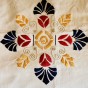 En fint handbroderad gardinkappa i härliga färger.