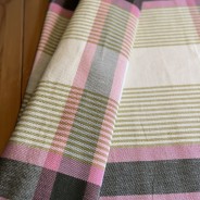 Ett oanvänt tyg 4,2 m långt och 60 cm brett