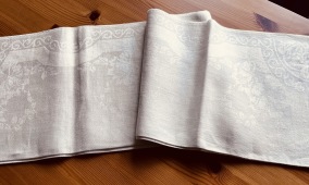 Sy fyra vackra damast servetter - Servetträcka