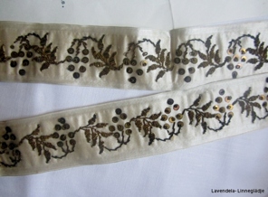 Ett handbroderat pärlbroderi strumpeband från 1860.