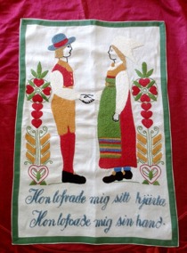 En äldre och välbevarad bonad i klara fina färger. - En mycket välbevarad bonad, handbroderad