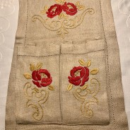 En förvaringsbonad, snyggt broderad!