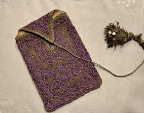 En snygg handbroderad väska i en lila nyans! - En snygg äldre väska
