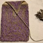 En snygg handbroderad väska i en lila nyans!