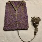 En snygg handbroderad väska i en lila nyans!