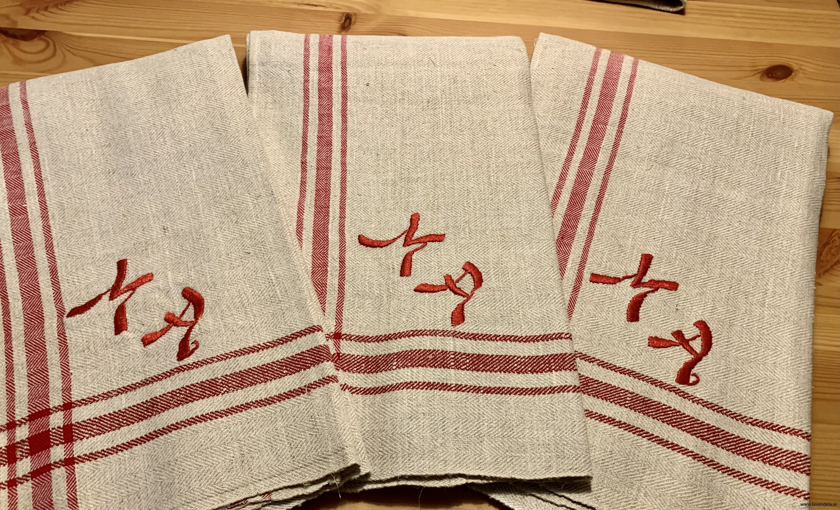 Fem handdukar med det här monogrammet