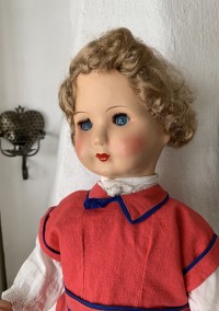 En söt äldre docka i massa och i fina kläder! - En söt docka i fina kläder