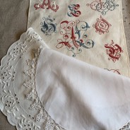 En bonad med olika monogram + två fina dukar.