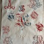 En bonad med olika monogram + två fina dukar. - Så vackra handgjorda dukar, bonad
