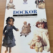 En mycket informativ bok om dockor.