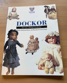 En mycket informativ bok om dockor. - En informativ bok om dockor.