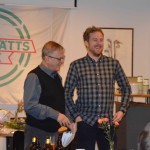 En stolt pristagare till Årets Dragning. Robin Waern klippte tag i kalufsen på en ung hemmaspelare på Tabergs IP.