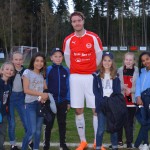 Rickard Crona omgiven av sina supportrar