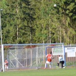 En höjdarboll som bevakas av Jacob Sjöström