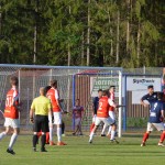 Hassan Ashraf krigar om bollen med tre motståndare