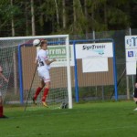 målhunriga rödvita spelare kämpar för att få in bollen i slutskedet av matchen