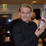 Oskar Beverin visar upp det fina priset från rödvita spelarrådet