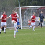 Johan Fransson rensar bort bollen från farligt läge