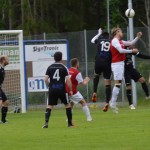 rickard crona strider framför buren