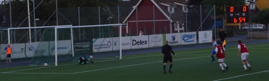 Straffen som gav hemmalaget 1-0. Skytten lurar alltid duktige HIK-keepern Daniel Ahlm åt fel håll och bollen skapar litet nätrassel.