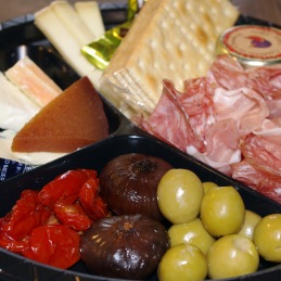 Beställ din tapas och picknicktallrik hos Tant Grön  på Bjäre utanför Båstad