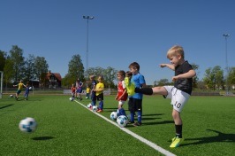 Träning med SSK:s nya knattelag i fotboll. Vilken pärla han får till, Viggo Wallerström! Träning med SSK:s nya knattelag i fotboll. Vilken pärla han får till, Viggo Wallerström!