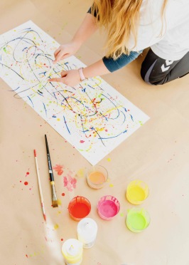 Novembernumret 2018. Isabelle Larsson testar att måla med droppteknik på Sagoliks Kidsateljé. Novembernumret 2018. Isabelle Larsson testar att måla med droppteknik på Sagoliks Kidsateljé.