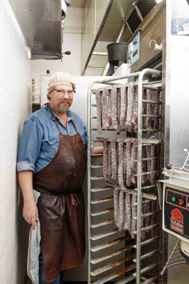 Lasse Dahlén på Köttbutiken i Stallarholmen har just vunnit en guldmedalj vid SM i mathantverk. Lasse Dahlén på Köttbutiken i Stallarholmen har just vunnit en guldmedalj vid SM i mathantverk.