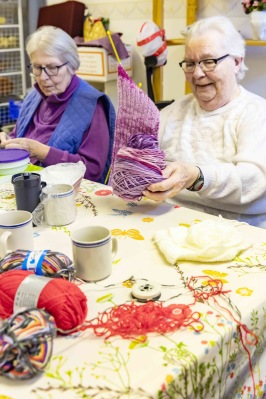 Vi besöker Röda Korsets Stickkafé i Stallarholmen. Runt dussinet tanter som träffas en gång i veckan. Vi besöker Röda Korsets Stickkafé i Stallarholmen. Runt dussinet tanter som träffas en gång i veckan.