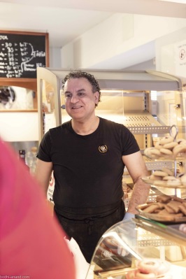 Khaldoun på Ohlssons Hembageri älskar att ge stallarholmsborna bästa tänkbara service. Khaldoun på Ohlssons Hembageri älskar att ge stallarholmsborna bästa tänkbara service.