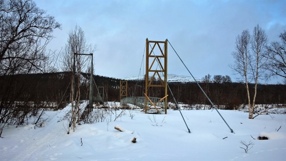 En ny hängbro (som inte ännu är klar) håller på att byggas över Vålån strax utanför Vålådalen.