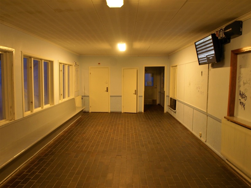 Ännnu en bild på väntsalen i Björklidens stationshus, den station som för övrigt brukar få namnet "Blåkulla" vid påsktider.