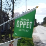 En flagga som finns på många mindre ställen där det säljs olika saker ute på den gotländska landsbygden.