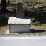 På många ställen på Gotland finns dessa nyfixade skyltar som talar om avstånd till olika platser.