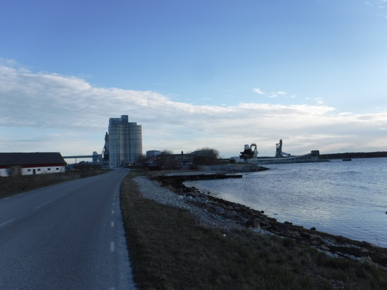 Kalkindustrin är stor på Gotland, som här där lanadsvägen genomkorsar industriområdet.