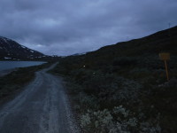 Vägen slingrar sig fram längs Sitasjaure och här kommer man in i Norge igen.