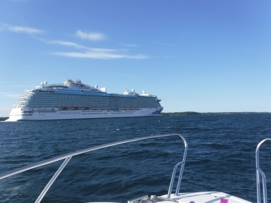 På väg ut från Stockholmstrakten så blir jag omkörd av det stora kryssningsfartyget Regal Princess.
