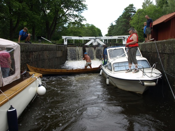 En slussning i Strömsholms kanal som inte sker helt exemplariskt...