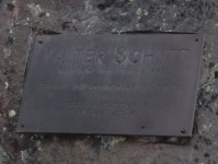 Inte långt från forskningsstationen i Tarfala så sitter denna minnesplatta som ett minne av Valter Schytt.