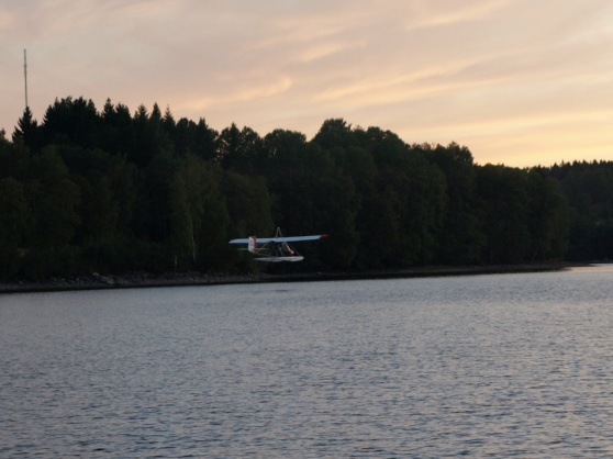 Ett flygplan är på väg att landa på sjön Stora Le.
