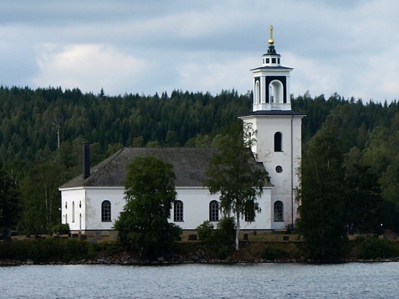 Vårviks kyrka ligger vackert belägen på en ö i sjön Västra Silen.