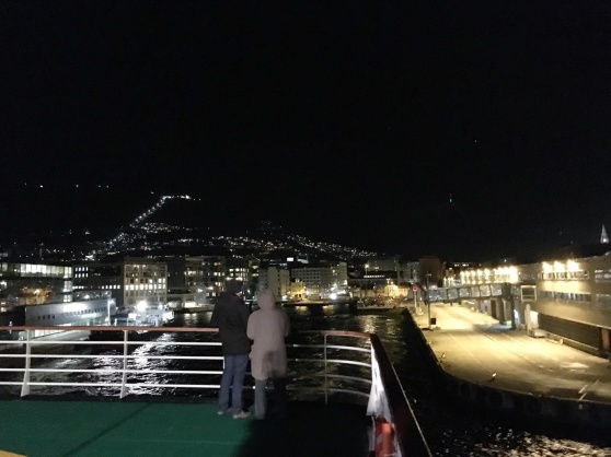 Klockan 22:30 lämnar MS Vesterålen färjeterminalen i Bergen med fyllda diseltankar och matförråd (även om matförråden ska komma att fyllas på längs färdvägen, för att kunna erbjuda lokalproducerad och färsk mat från olika delar av Norge) inför ännu ett äventyr längs den norska kusten fram och tillbaka till norrskenet, kylan och mörkret i Nordnorge.