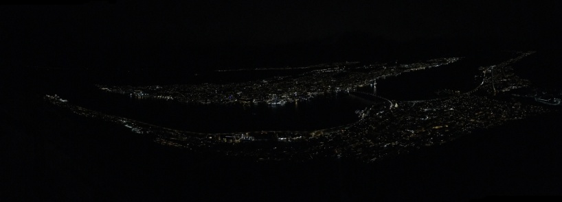 Tromsø i mörkret.