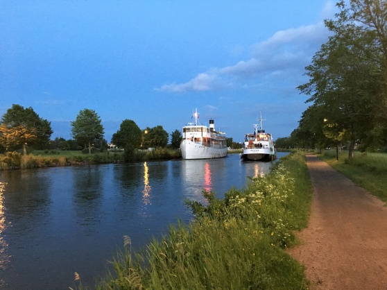 I Töreboda på kvällen den 8:e juni, så möttes M/S Diana (som var på väg från Stockholm till Göteborg, via Göta kanal) och M/S Bellevue (som varit ute på en kvällskrysning).