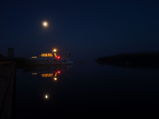 I sommarnatten vakar månen över spegelblanka Vänern, vid Ekenäs.